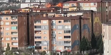 7 katlı apartmanın çatısı alev alev yandı