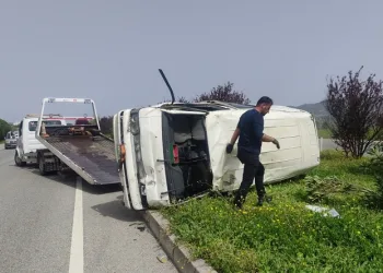 Yalova’da kontrolden çıkan minibüs takla attı