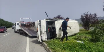 Yalova’da kontrolden çıkan minibüs takla attı