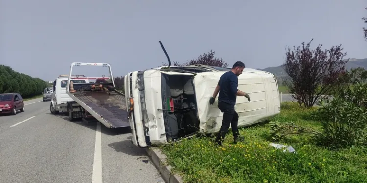 Yalova’da kontrolden çıkan minibüs takla attı