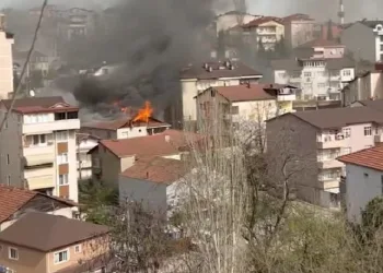 Kocaeli’de 2 katlı evin çatısı alevlere teslim oldu