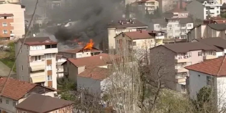 Kocaeli’de 2 katlı evin çatısı alevlere teslim oldu