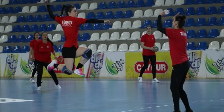 A Milli Kadın Hentbol Takımı, Rize’de oynayacağı Karadağ maçına hazırlanıyor