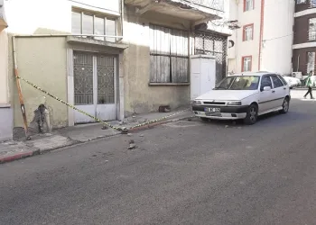 Evin balkonundan kopan taş parçaları otomobilde hasara neden oldu