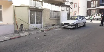 Evin balkonundan kopan taş parçaları otomobilde hasara neden oldu