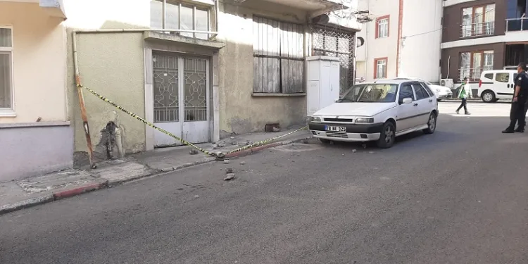 Evin balkonundan kopan taş parçaları otomobilde hasara neden oldu