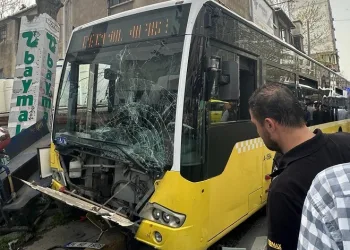 İETT otobüsü kaldırımdaki 2 kişiye çarptı