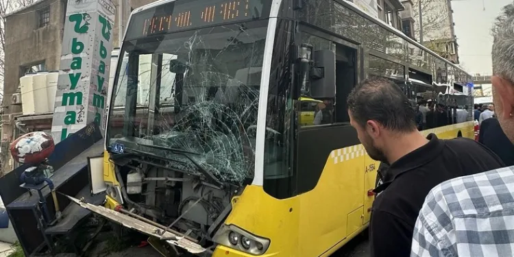 İETT otobüsü kaldırımdaki 2 kişiye çarptı