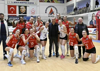 Muratpaşa Belediye Başkanı Ümit Uysal’dan voleybol takımına destek çağrısı