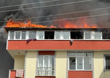 Kapaklı’da 2 binanın çatı katı alev alev yandı