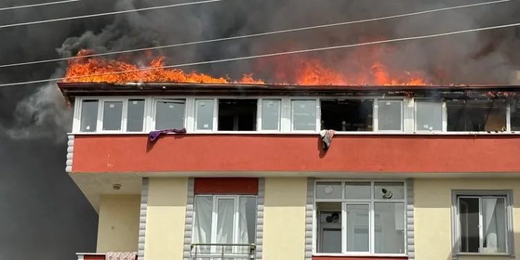 Kapaklı’da 2 binanın çatı katı alev alev yandı