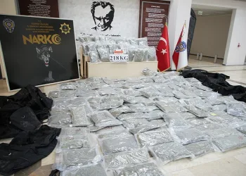 Türkiye’ye valizler dolusu uyuşturucu sokacaklardı