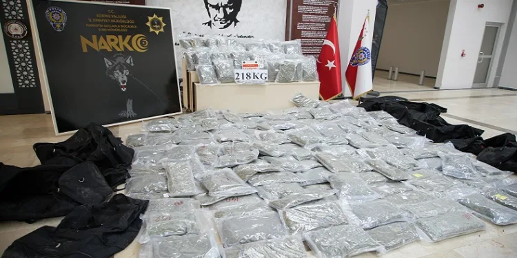 Türkiye’ye valizler dolusu uyuşturucu sokacaklardı