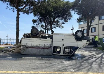 Takla atan kamyonetten yara almadan kurtuldular