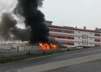 Başakşehir’de okul inşaatı bahçesindeki işçi konteynırı alev alev yandı