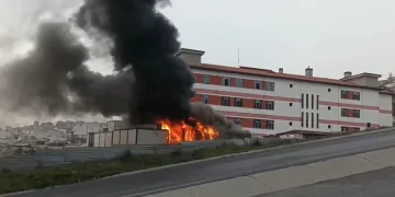 Başakşehir’de okul inşaatı bahçesindeki işçi konteynırı alev alev yandı