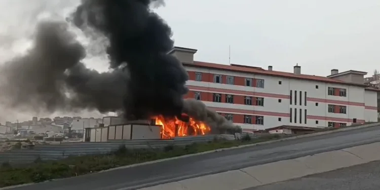 Başakşehir’de okul inşaatı bahçesindeki işçi konteynırı alev alev yandı
