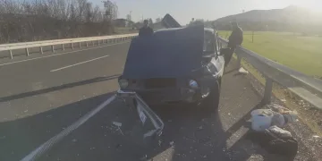Lastiği patlayan otomobil bariyerlere çarptı