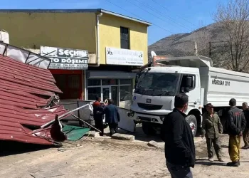 Freni boşalan kamyon dehşet saçtı