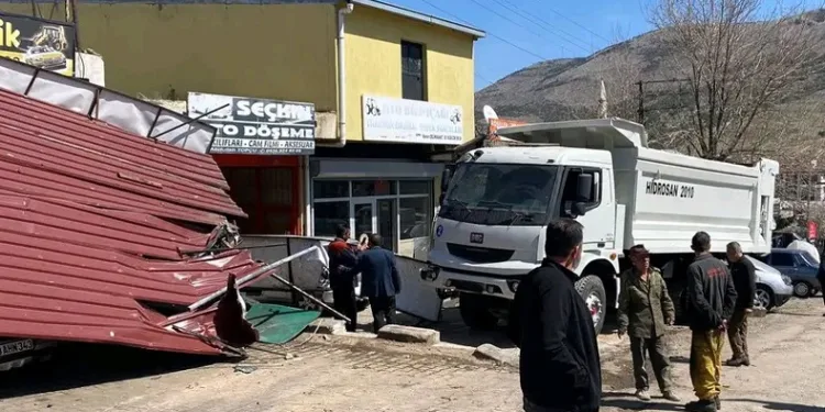 Freni boşalan kamyon dehşet saçtı