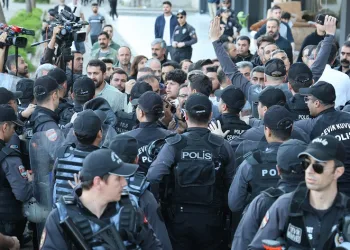 Diyarbakır’da izinsiz yürümek isteyen DEM’lilere polis müdahalesi