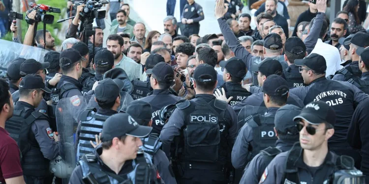 Diyarbakır’da izinsiz yürümek isteyen DEM’lilere polis müdahalesi