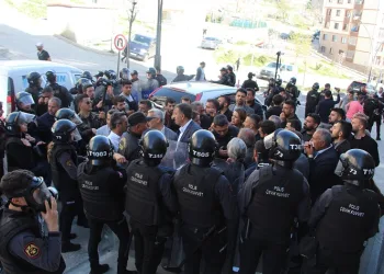 Şırnak’ta izinsiz yürüyüşe polis müdahalesi