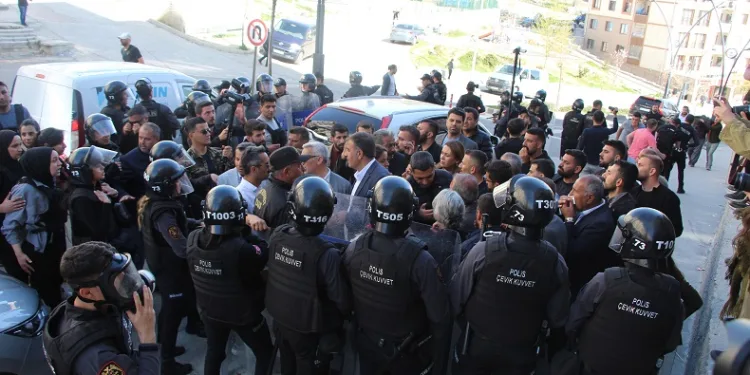 Şırnak’ta izinsiz yürüyüşe polis müdahalesi