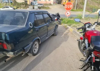 Otomobil motosikletle çarpıştı