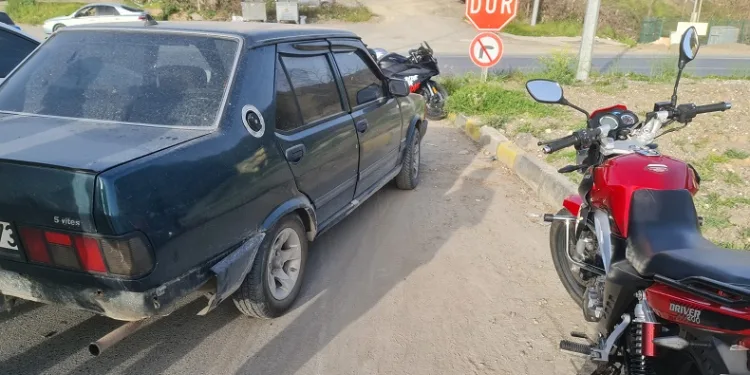 Otomobil motosikletle çarpıştı