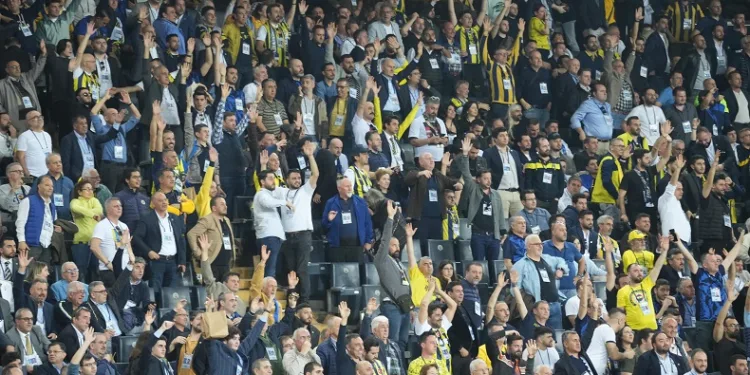 Fenerbahçe kongre üyeleri, yönetim kuruluna yetki verdi