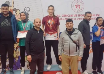 Okul Sporları bilek güreşi şampiyonu İlayda Malkoç oldu