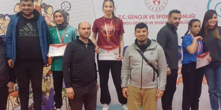 Okul Sporları bilek güreşi şampiyonu İlayda Malkoç oldu