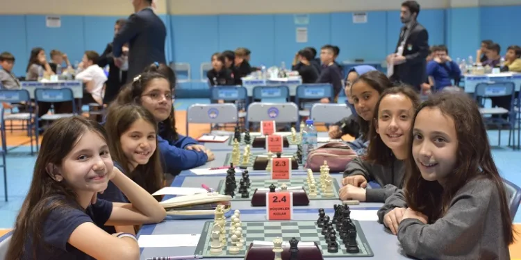 310 satranç sporcusunun yarıştığı etkinlik başladı