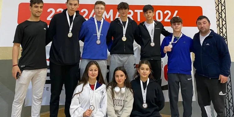 Şampiyonadan 7 madalya ile dönen sporcular başarıya imza attı