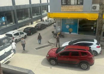 Yolun ortasına aracını park edip alışverişe gitti