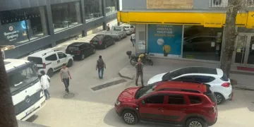Yolun ortasına aracını park edip alışverişe gitti