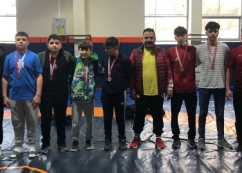 Alaplılı güreşçiler minderde altın madalyaya hazırlanıyor