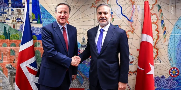 Dışişleri Bakanı Hakan Fidan, İngiliz mevkidaşı David Cameron ile görüştü