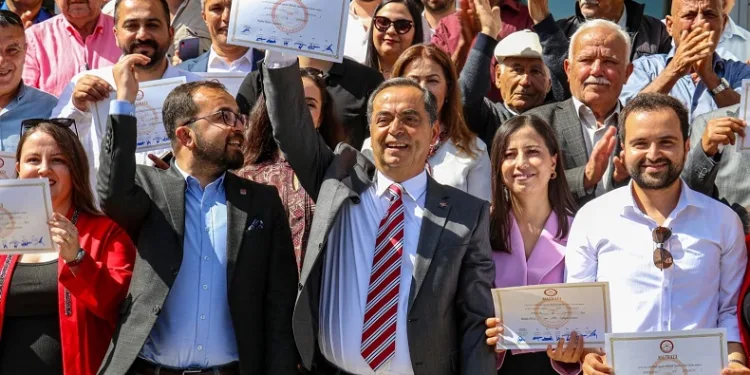 Gazipaşa Belediye Başkanı Mehmet Ali Yılmaz mazbatasını aldı