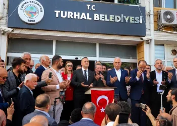 Turhal Belediyesi’nde devir teslim töreni yapıldı