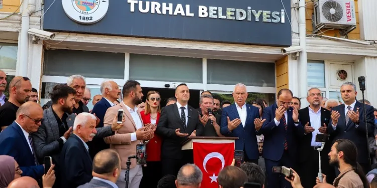 Turhal Belediyesi’nde devir teslim töreni yapıldı
