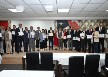 Kemer Belediye Başkanı Necati Topaloğlu mazbatasını aldı