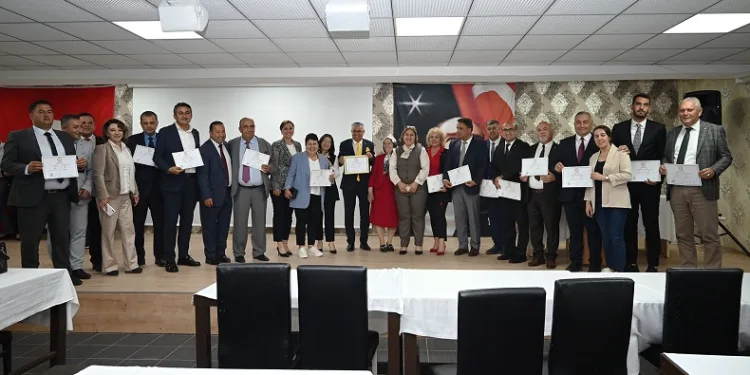 Kemer Belediye Başkanı Necati Topaloğlu mazbatasını aldı