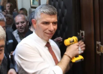 Makam odasının kapısını sökerek göreve başladı