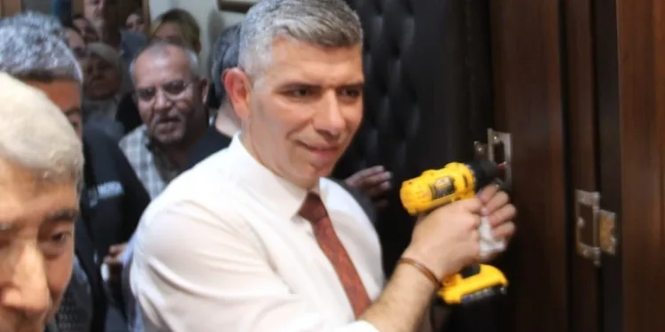 Makam odasının kapısını sökerek göreve başladı
