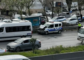 Polis aracı ile servis minibüsü çarpıştı