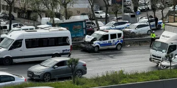 Polis aracı ile servis minibüsü çarpıştı