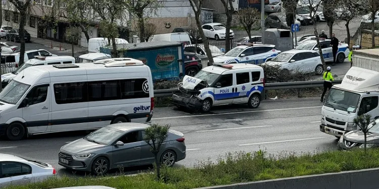Polis aracı ile servis minibüsü çarpıştı