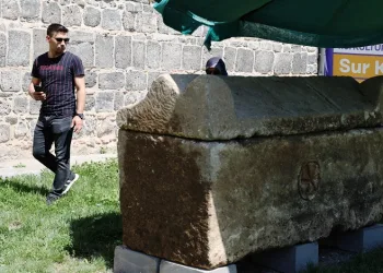 Diyarbakır’ın 12 bin yıllık tarihinde ilk kez lahit mezar bulundu